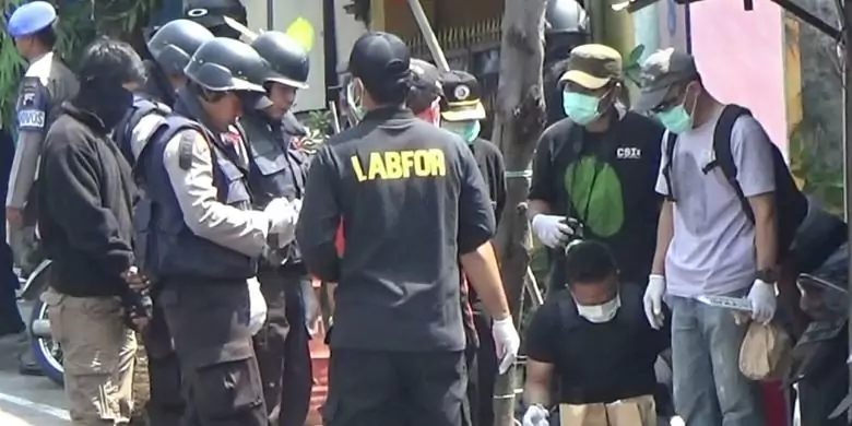 Detachment 88, Indonesia’s counter-terrorism unit, inspects a stall after arresting individuals for allegedly planning a terrorist attack (Source: Kompus).