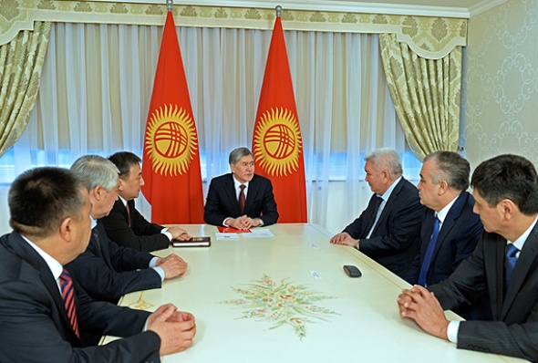 Kyrgyz President Almazbek Atambaev (center) congregates with leaders of the major political parties (Source: constitutionnet.org)