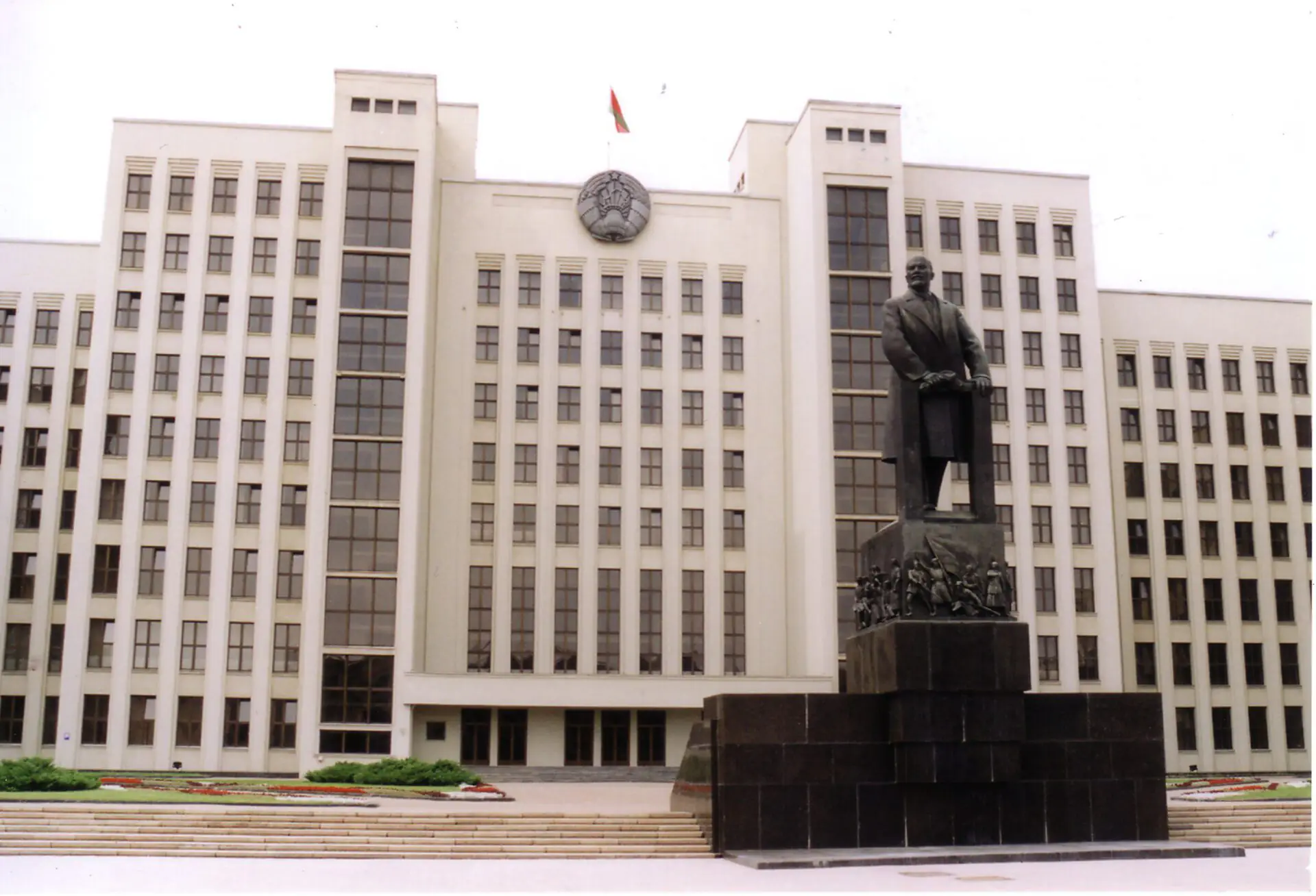 Belarus-Minsk-House_of_Government_and_Vladimir_Lenin_Monument-1